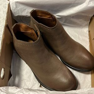 Cute Bussola leather booties